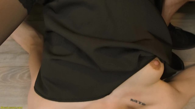 Босс в шляпе жестко трахает секретаршу в чулках на столе